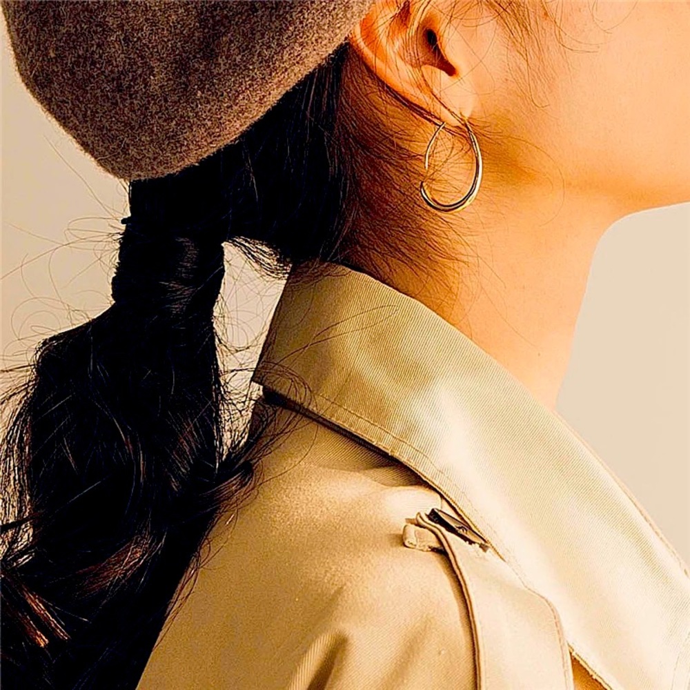 🍋2/$30 New Gold Minimalist Crescent Hoop Earrings - Picture 4 of 4
